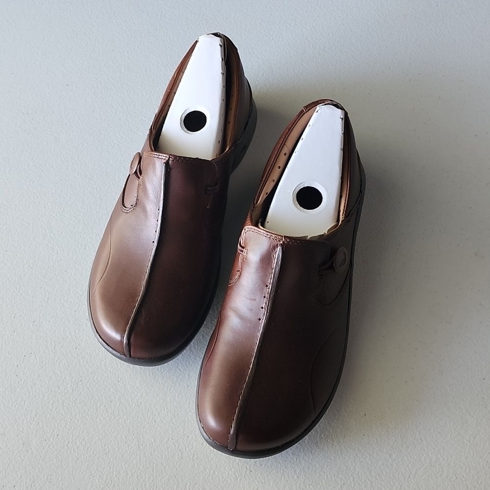 NiB clarks Un Loop 2 Walk Dark Tan Shoes, Size 8 Narrow